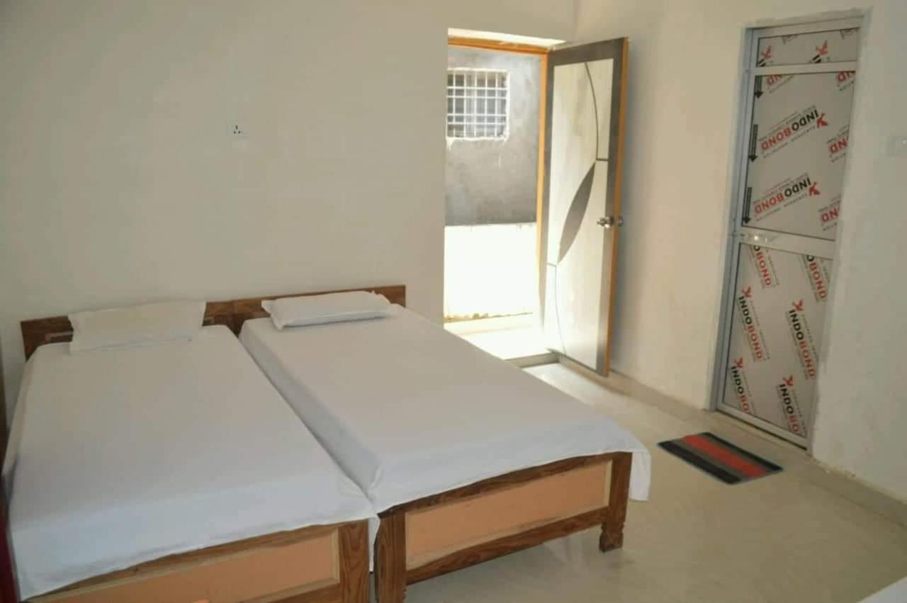 Middle Way Home Stay Bodhgaya Bagian luar foto